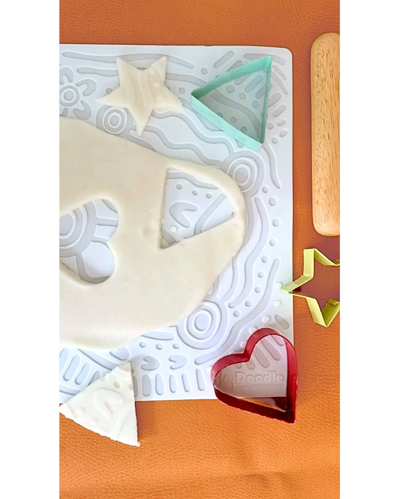 HeyDoodle Whispering Waters Sensory Colouring & Doodle Mat - Image 5