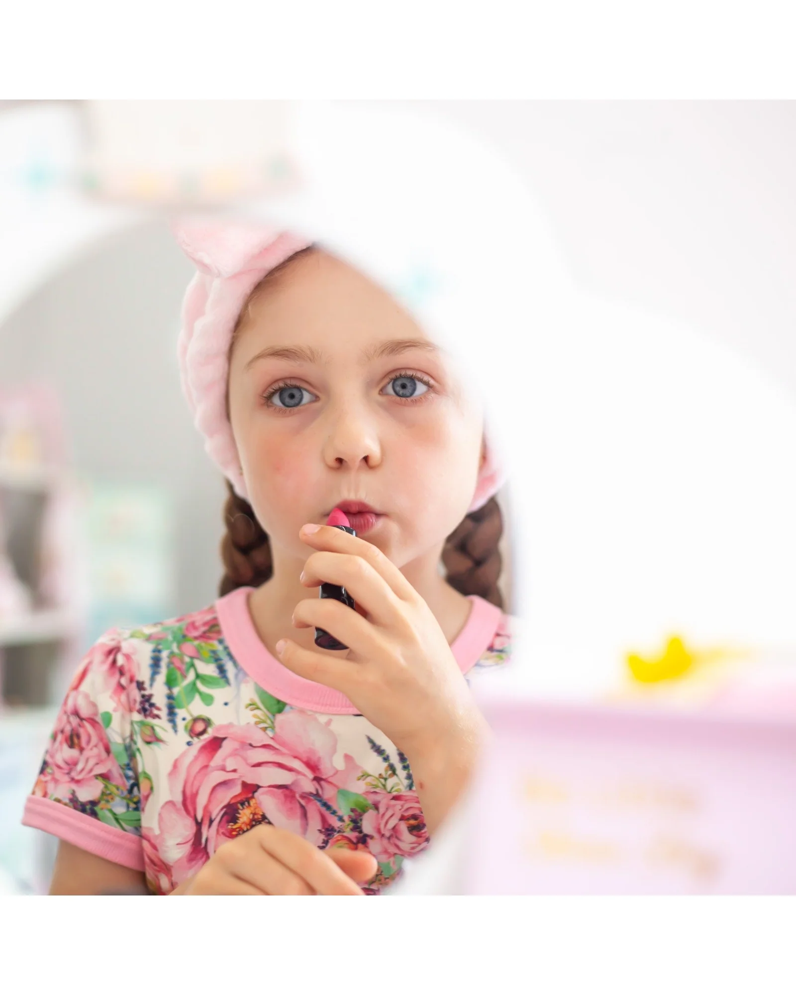 Oh Flossy Deluxe Makeup Set - Image 11